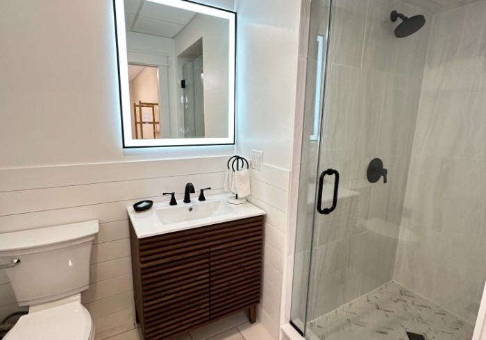 oq_master_bath_gallery~~68718d7d663de